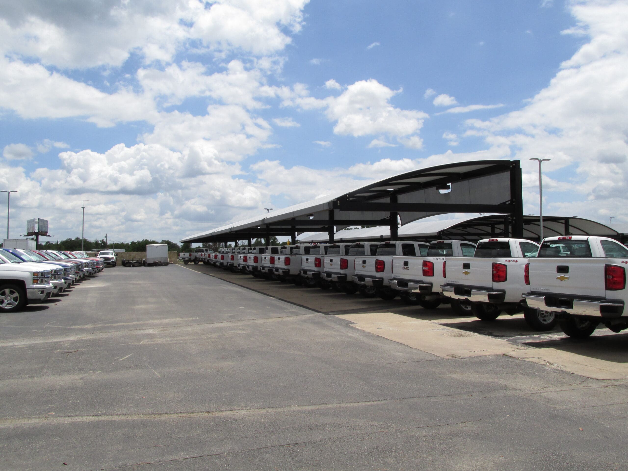 Cantilever vehicle shade structure covering trucks thumbnail